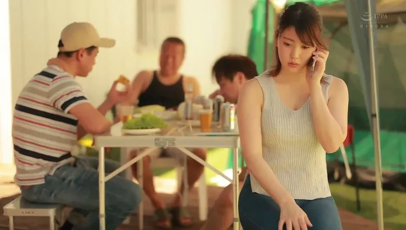 Anh xã khờ để vợ tham gia sự kiện cắm trại với mấy gã nhà cạnh bên và cái kết