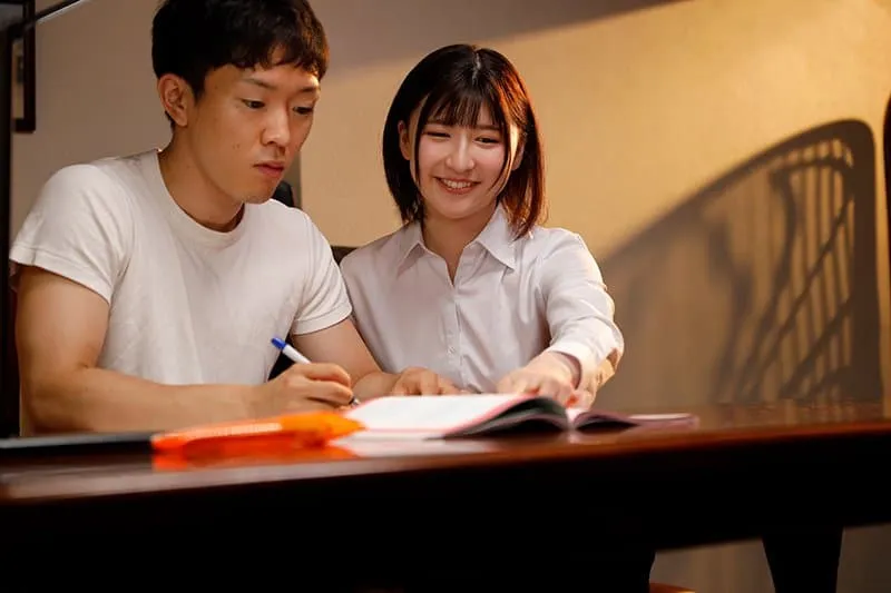 Nữ gia sư bị gài bẫy biến thành bé gái tình dục cho gia đình biến thái